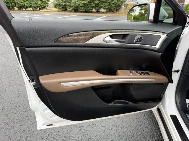 Photo of 2016 White Platinum Clearcoat Metallic Lincoln MKZ Hybrid