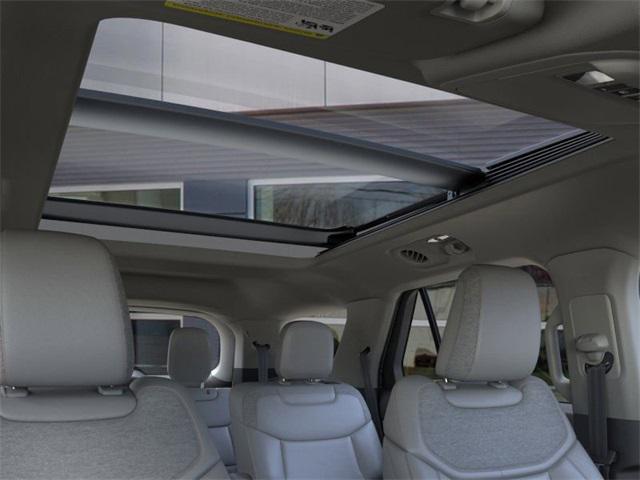 Photo of 2025 Star White Metallic Tri-Coat Ford Explorer