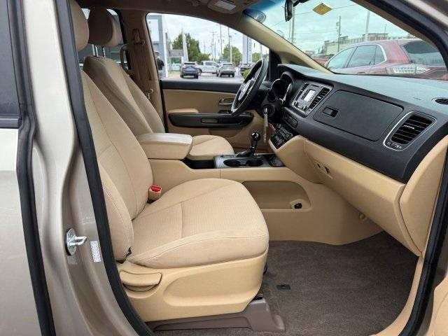 Photo of 2016 Beechwood Pearl Metallic Kia Sedona