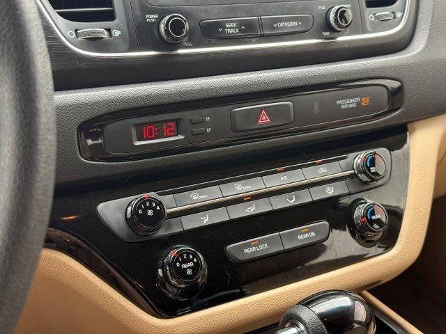Photo of 2016 Beechwood Pearl Metallic Kia Sedona