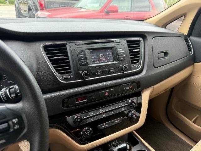 Photo of 2016 Beechwood Pearl Metallic Kia Sedona