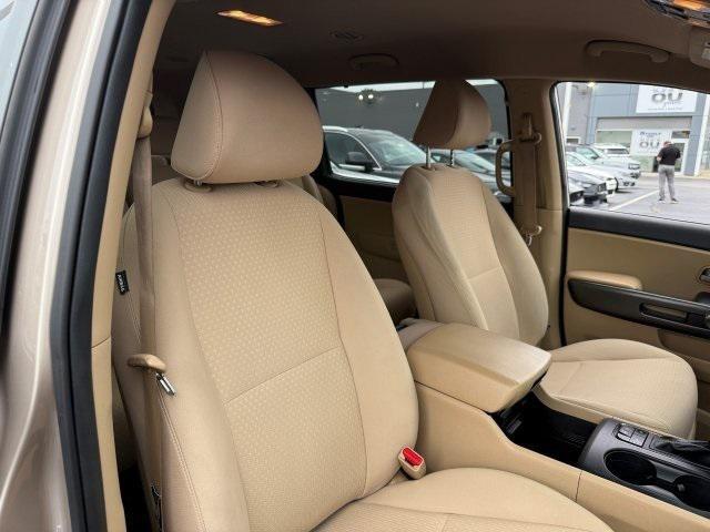 Photo of 2016 Beechwood Pearl Metallic Kia Sedona