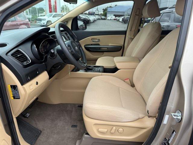 Photo of 2016 Beechwood Pearl Metallic Kia Sedona