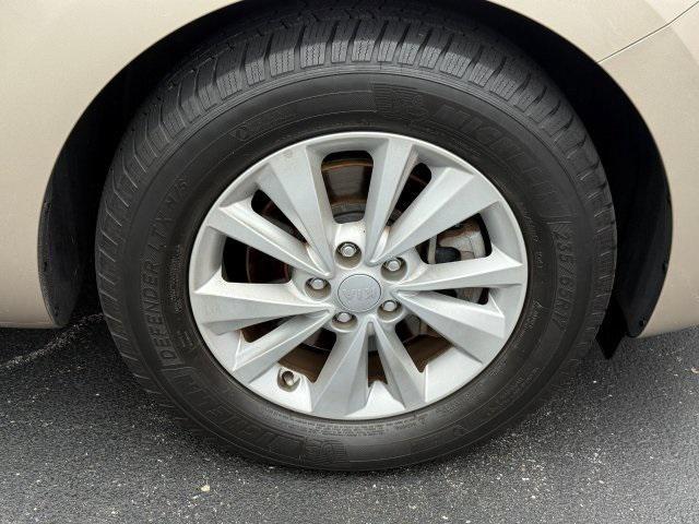 Photo of 2016 Beechwood Pearl Metallic Kia Sedona