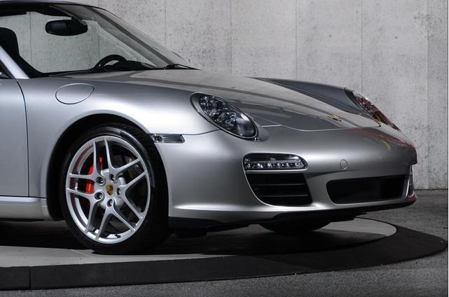 Photo of 2010 Arctic Silver Metallic Porsche 911