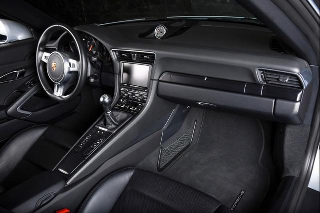 Photo of 2016 Rhodium Silver Metallic Porsche 911