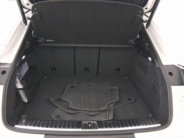Photo of 2022 White Porsche Cayenne