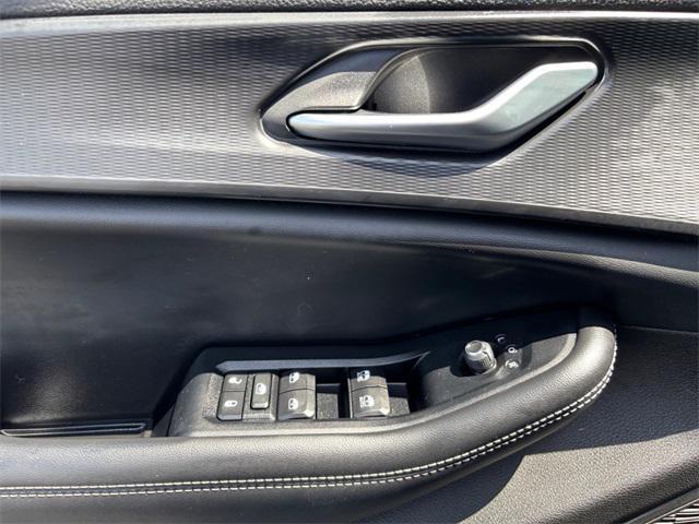Photo of 2024 Diamond Black Crystal Pearlcoat Jeep Grand Cherokee L