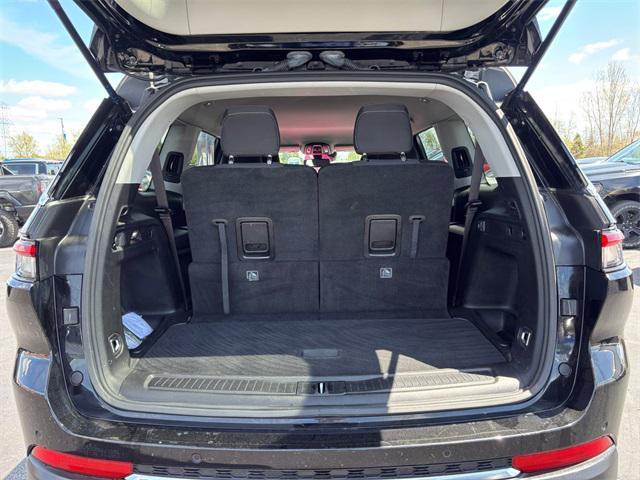 Photo of 2024 Diamond Black Crystal Pearlcoat Jeep Grand Cherokee L
