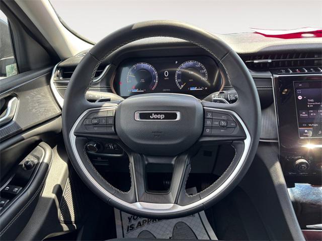Photo of 2024 Diamond Black Crystal Pearlcoat Jeep Grand Cherokee L