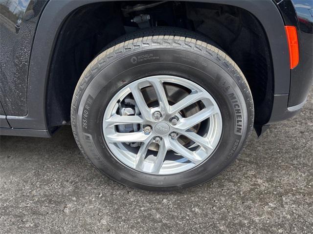 Photo of 2024 Diamond Black Crystal Pearlcoat Jeep Grand Cherokee L