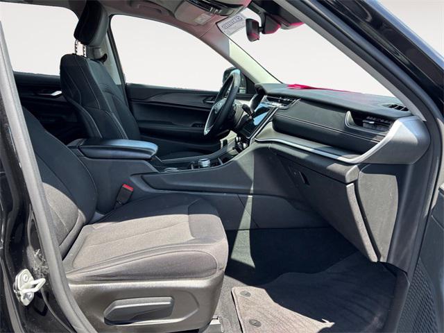 Photo of 2024 Diamond Black Crystal Pearlcoat Jeep Grand Cherokee L