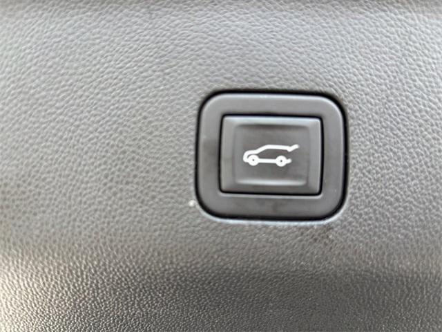 Photo of 2023 White Frost Tricoat GMC Yukon