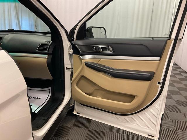 Photo of 2016 White Platinum Clearcoat Metallic Ford Explorer