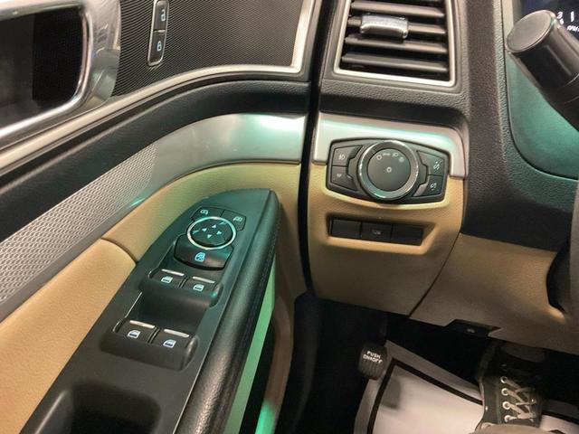 Photo of 2016 White Platinum Clearcoat Metallic Ford Explorer