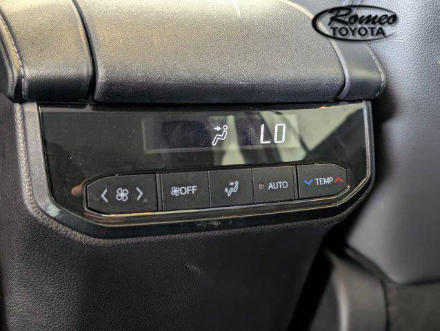 Photo of 2024 Moon Dust Toyota Highlander Hybrid