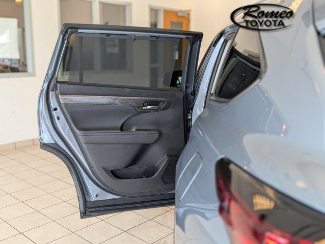 Photo of 2024 Moon Dust Toyota Highlander Hybrid