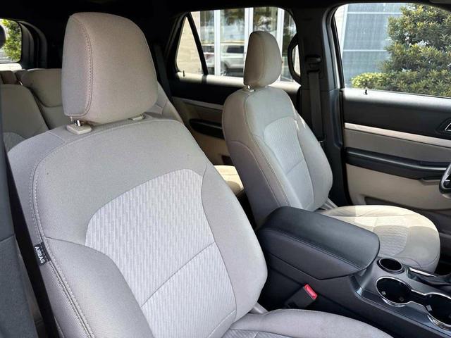 Photo of 2019 Oxford White Ford Explorer