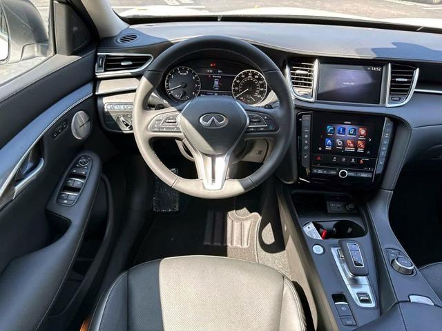 Photo of 2025 Radiant White INFINITI QX50