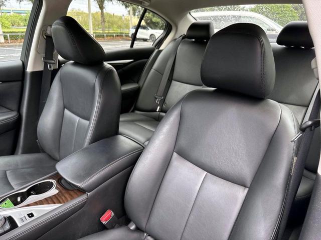 Photo of 2018 Liquid Platinum INFINITI Q50