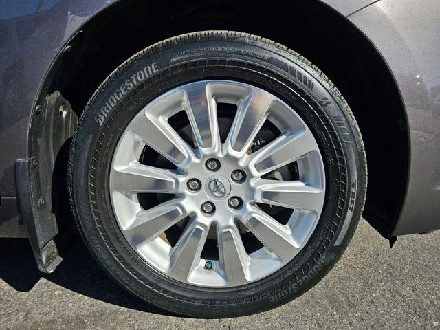 Photo of 2016 Silver Sky Metallic Toyota Sienna