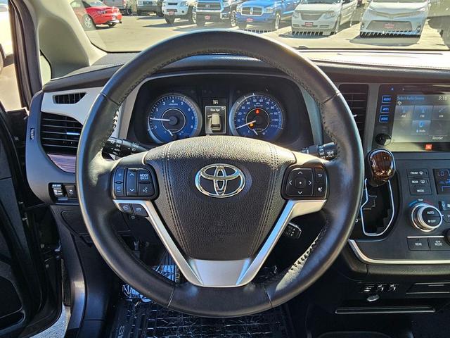 Photo of 2016 Silver Sky Metallic Toyota Sienna