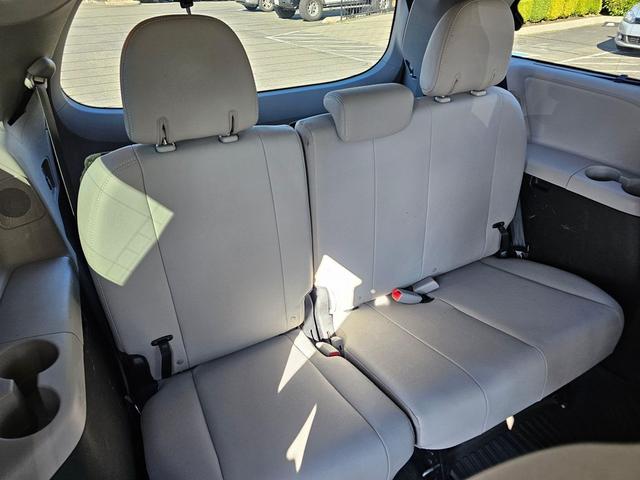 Photo of 2016 Silver Sky Metallic Toyota Sienna