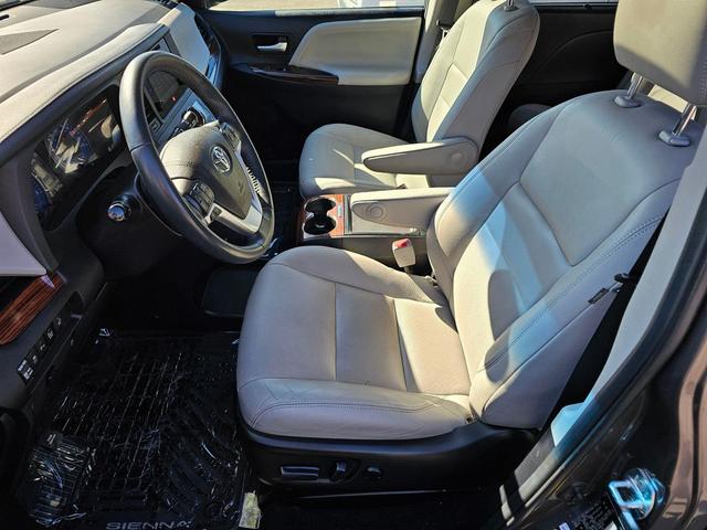 Photo of 2016 Silver Sky Metallic Toyota Sienna