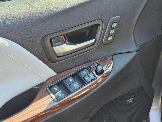 Photo of 2016 Silver Sky Metallic Toyota Sienna
