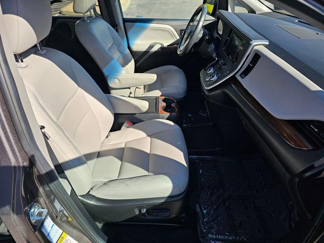 Photo of 2016 Silver Sky Metallic Toyota Sienna