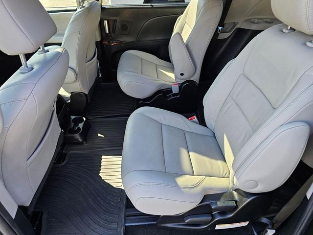 Photo of 2016 Silver Sky Metallic Toyota Sienna
