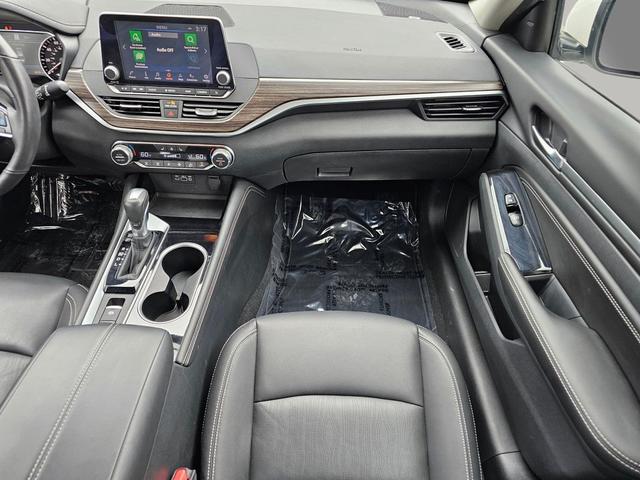 Photo of 2022 Pearl White Tricoat Nissan Altima