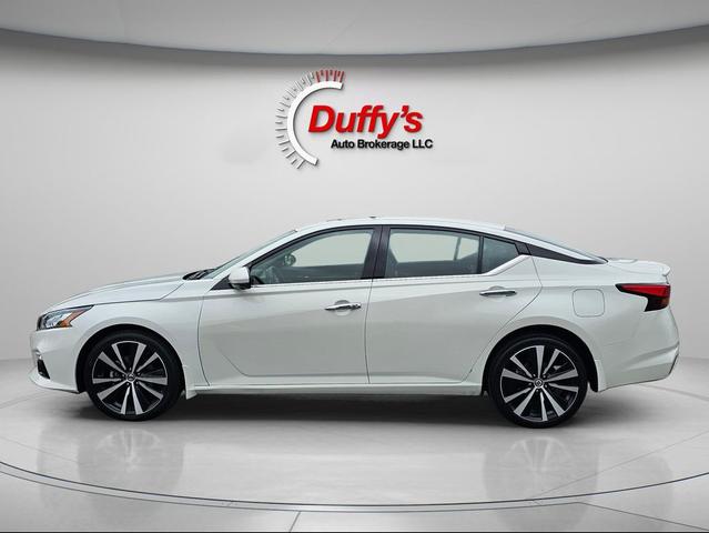 Photo of 2022 Pearl White Tricoat Nissan Altima