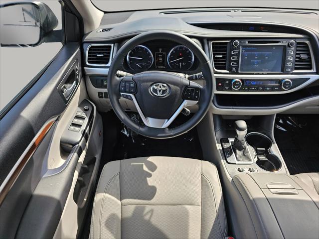 Photo of 2016 Nautical Blue Metallic Toyota Highlander