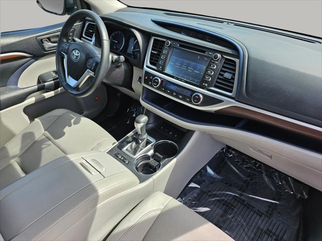 Photo of 2016 Nautical Blue Metallic Toyota Highlander