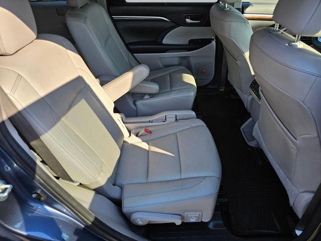 Photo of 2015 Shoreline Blue Pearl Toyota Highlander