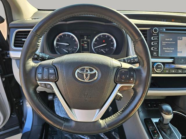 Photo of 2015 Shoreline Blue Pearl Toyota Highlander