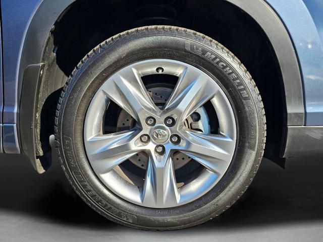 Photo of 2015 Shoreline Blue Pearl Toyota Highlander