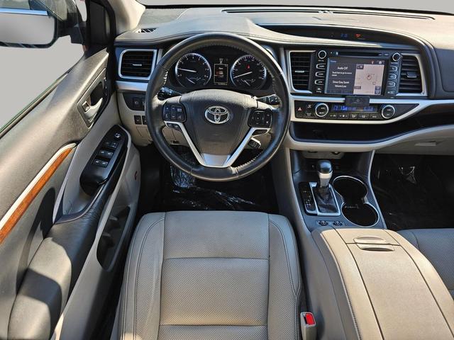 Photo of 2015 Shoreline Blue Pearl Toyota Highlander