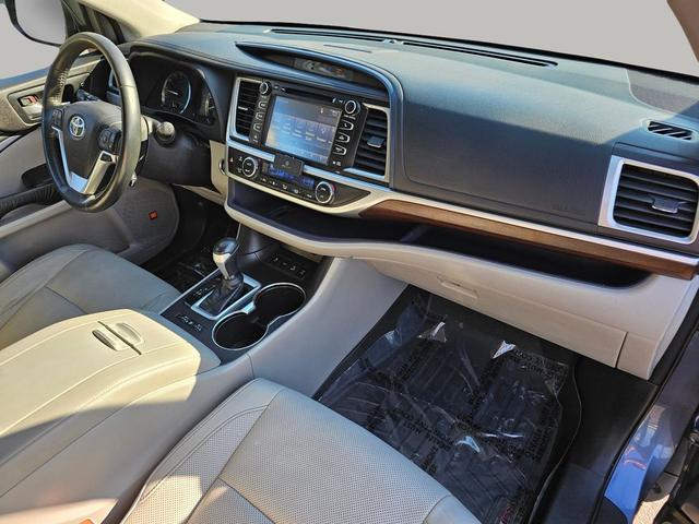 Photo of 2015 Shoreline Blue Pearl Toyota Highlander