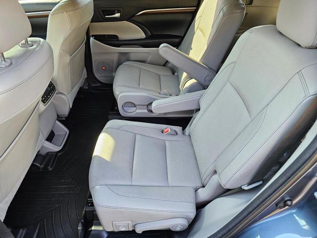 Photo of 2015 Shoreline Blue Pearl Toyota Highlander