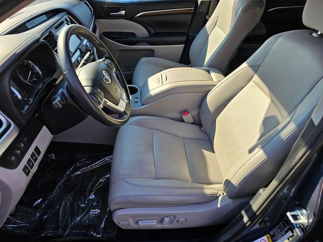 Photo of 2015 Shoreline Blue Pearl Toyota Highlander