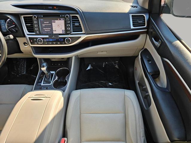 Photo of 2015 Shoreline Blue Pearl Toyota Highlander