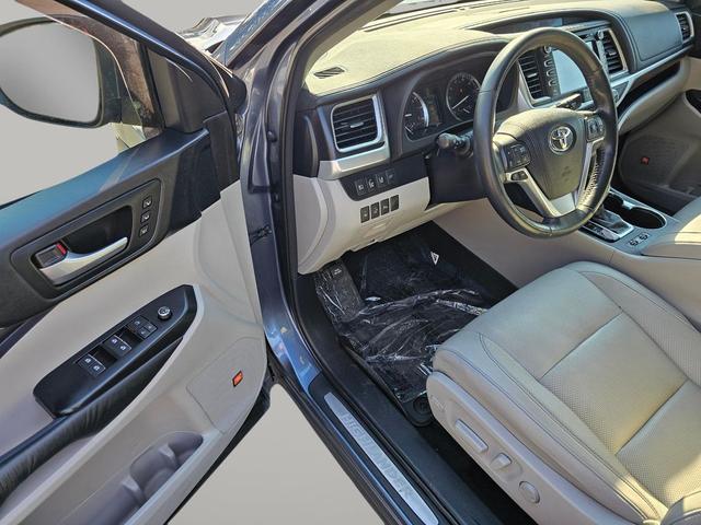 Photo of 2015 Shoreline Blue Pearl Toyota Highlander