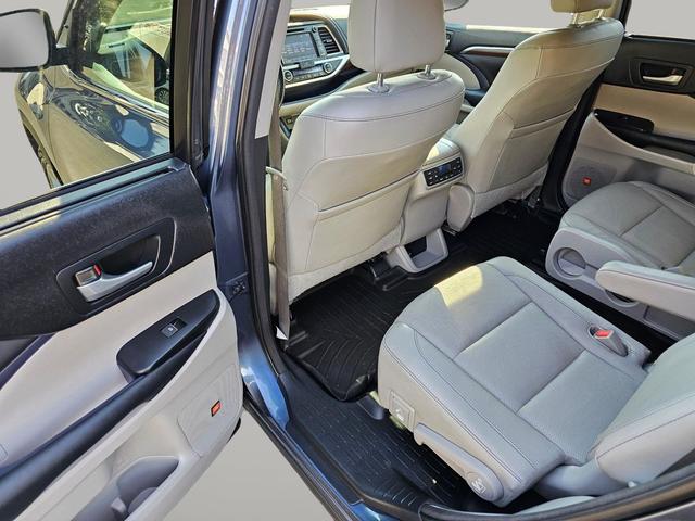 Photo of 2015 Shoreline Blue Pearl Toyota Highlander