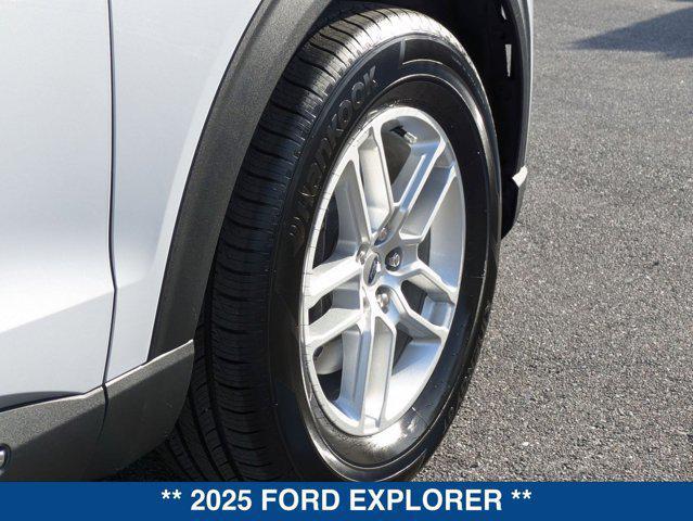 Photo of 2025 White Ford Explorer