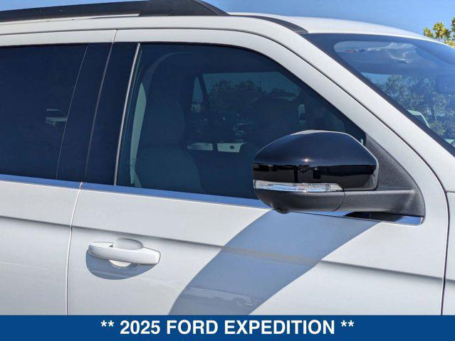 Photo of 2025 STAR WHITE MET TRI-COAT Ford Expedition