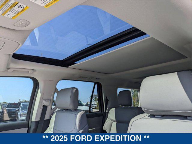 Photo of 2025 STAR WHITE MET TRI-COAT Ford Expedition