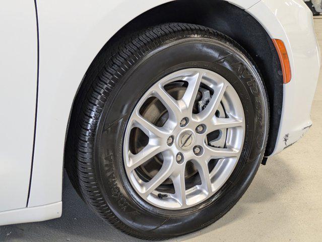 Photo of 2023 Bright White Clearcoat Chrysler Pacifica