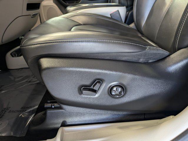 Photo of 2023 Bright White Clearcoat Chrysler Pacifica